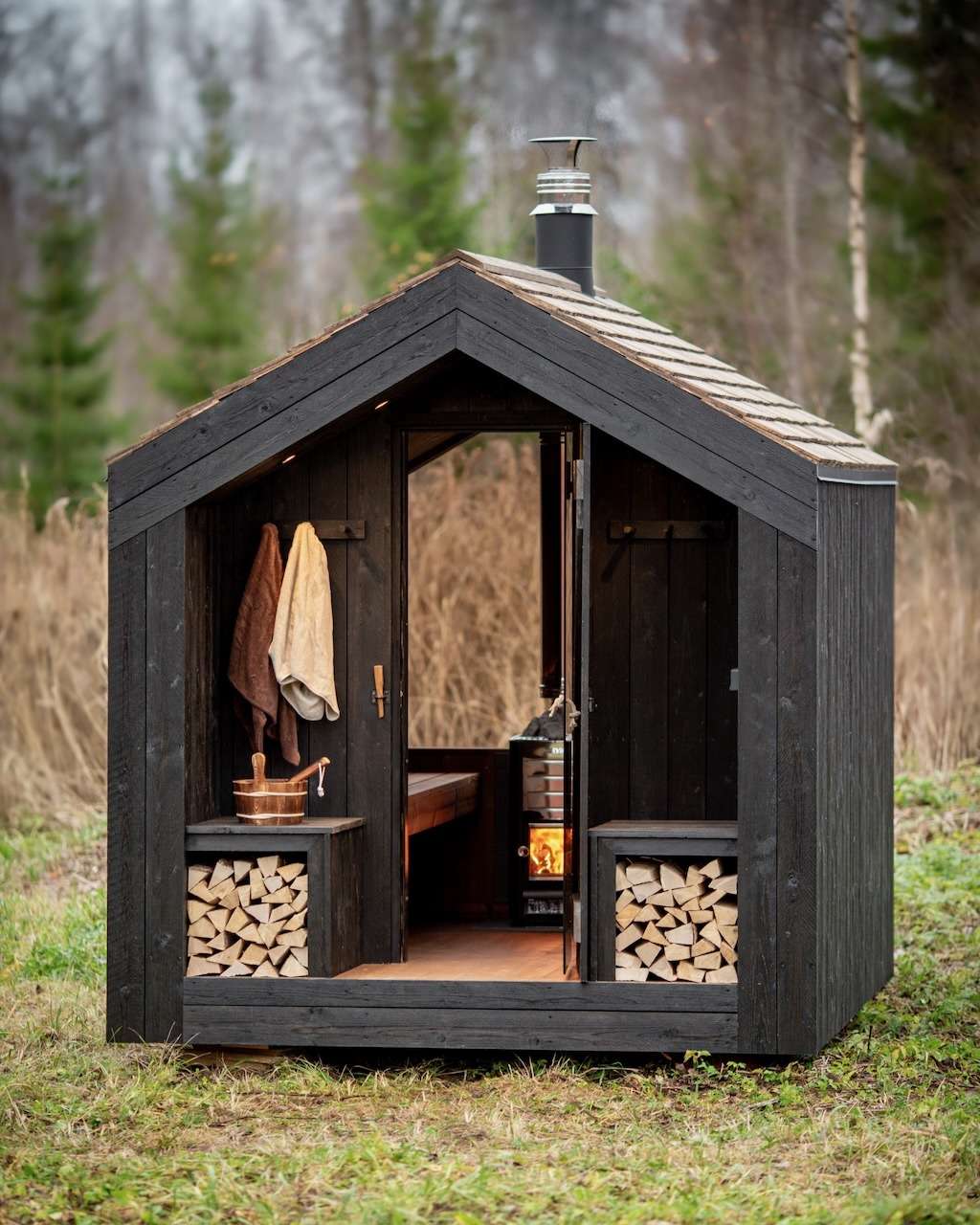 Gartensauna Barn Nordic Ansicht vorne – ManoKin Gartensauna Barn Nordic Ansicht vorne