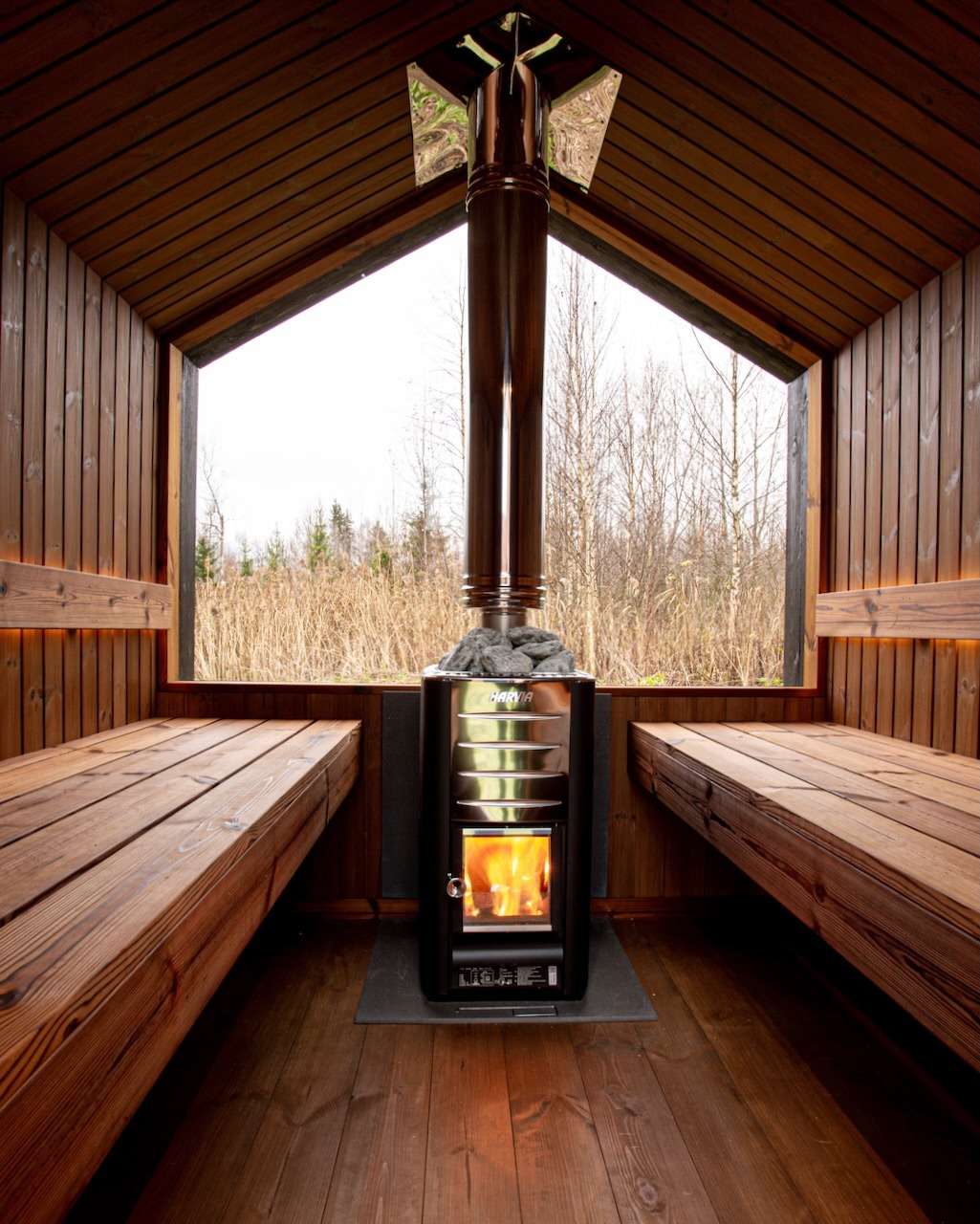Gartensauna Barn Nordic Innen mit Holzofen Panoramafenster und Boden