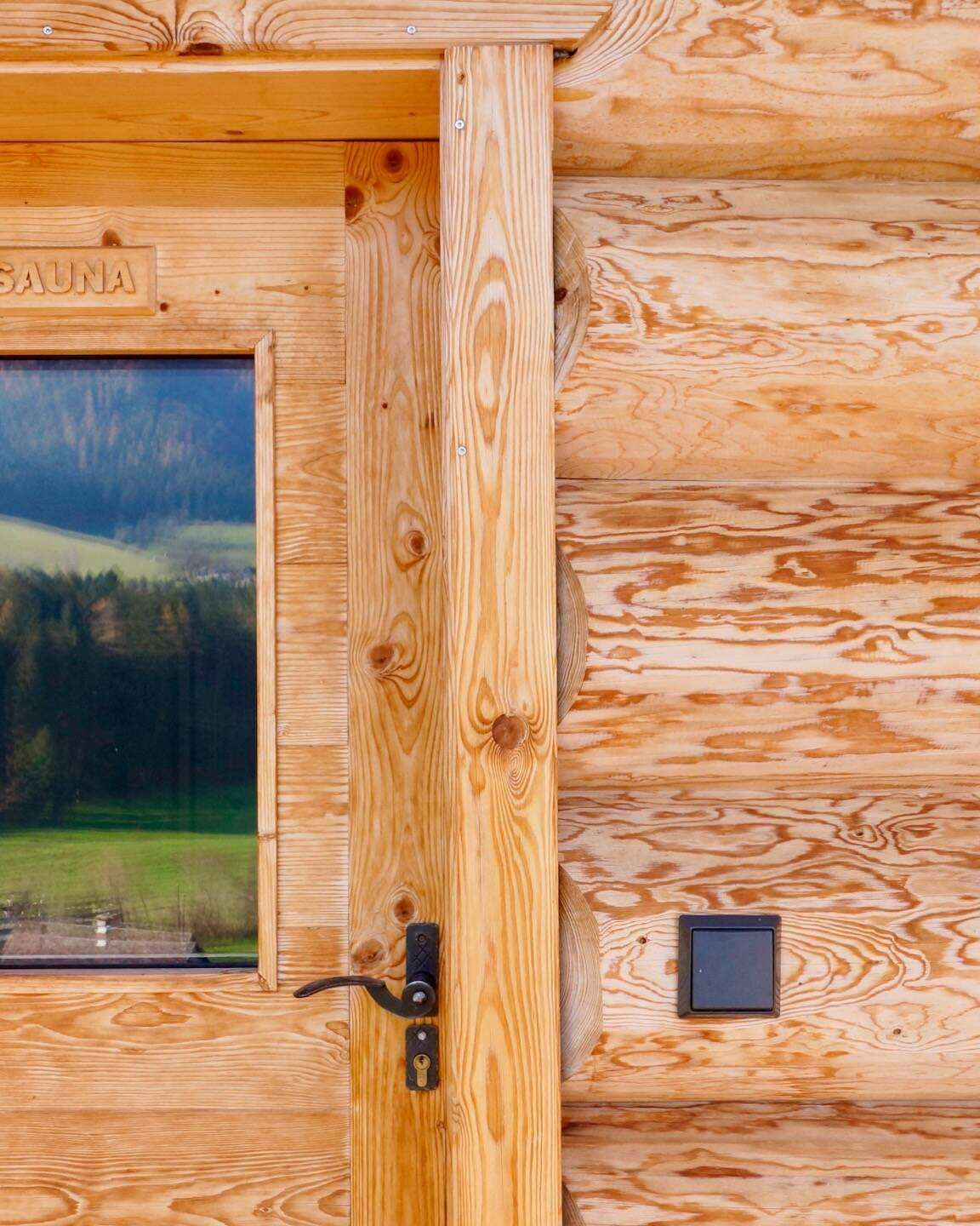 Blockhaus Naturstamm Sauna Saunatür und Laterne