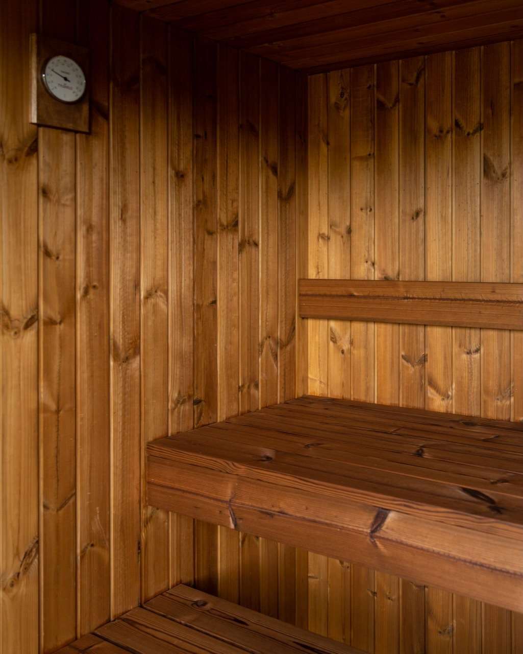 Gartensauna Cubic Rücklehne oben mit Saunathermometer