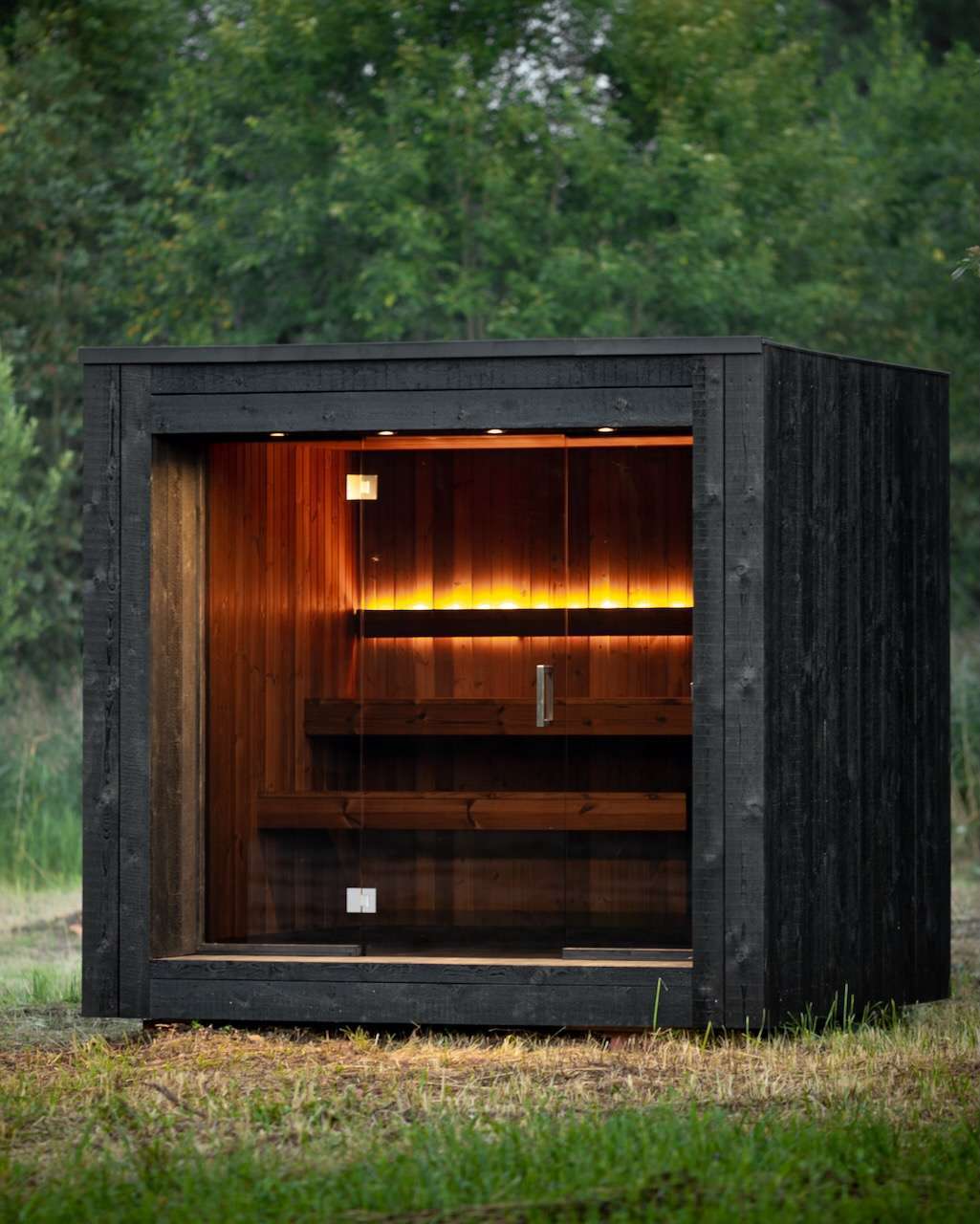 Gartensauna Cubic schwarze Fassade LED Licht innen Ansicht rechts