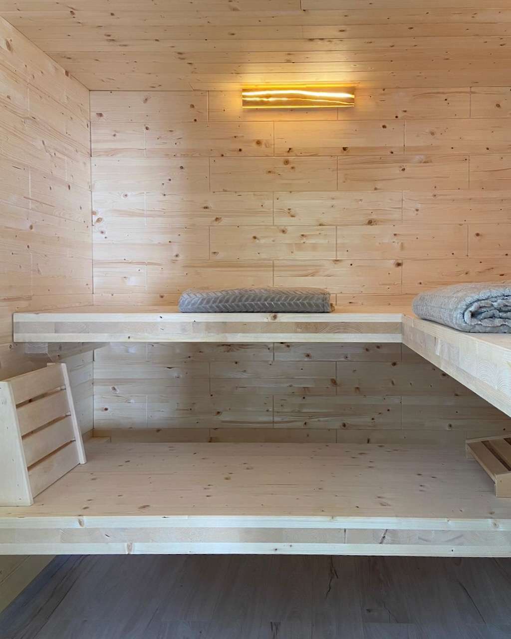 Massivholz Gartensauna Referenz Innen Eckbank
