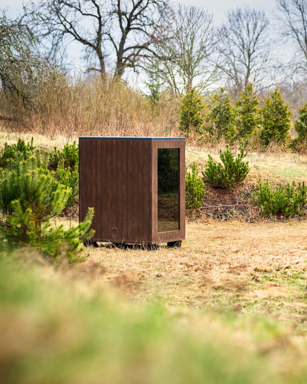 Mini Sauna mit Glasfront und brauner Fassade – ManoKin Mini Sauna mit Glasfront und brauner Fassade