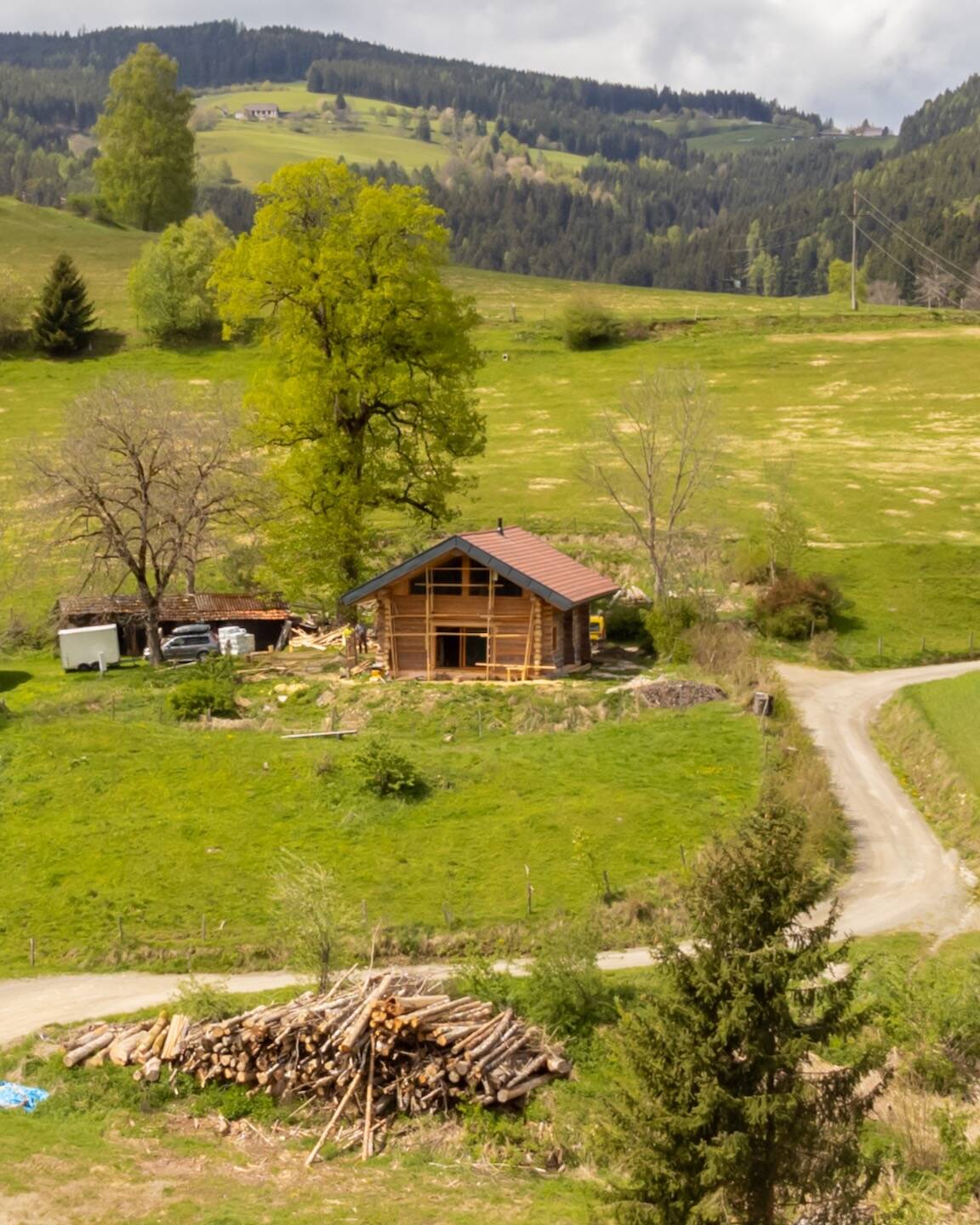 Naturstammhaus Blockhaus Ansicht vorne 16x9