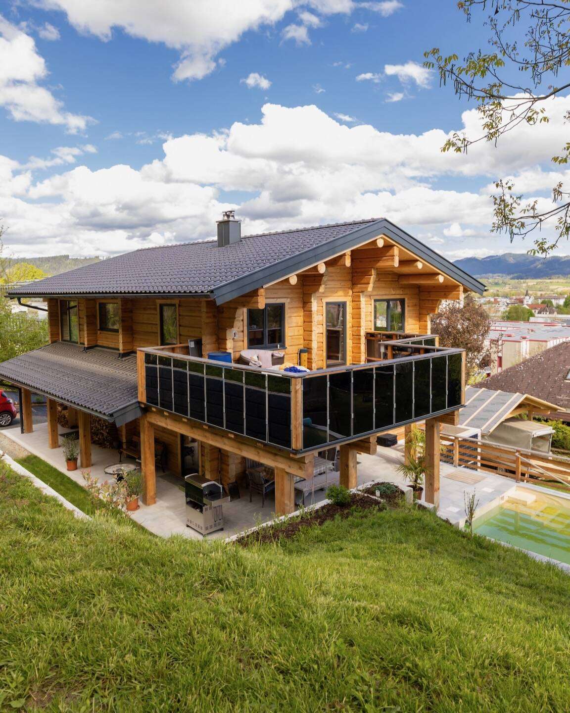 Naturstammhaus gerade Ansicht gesamt