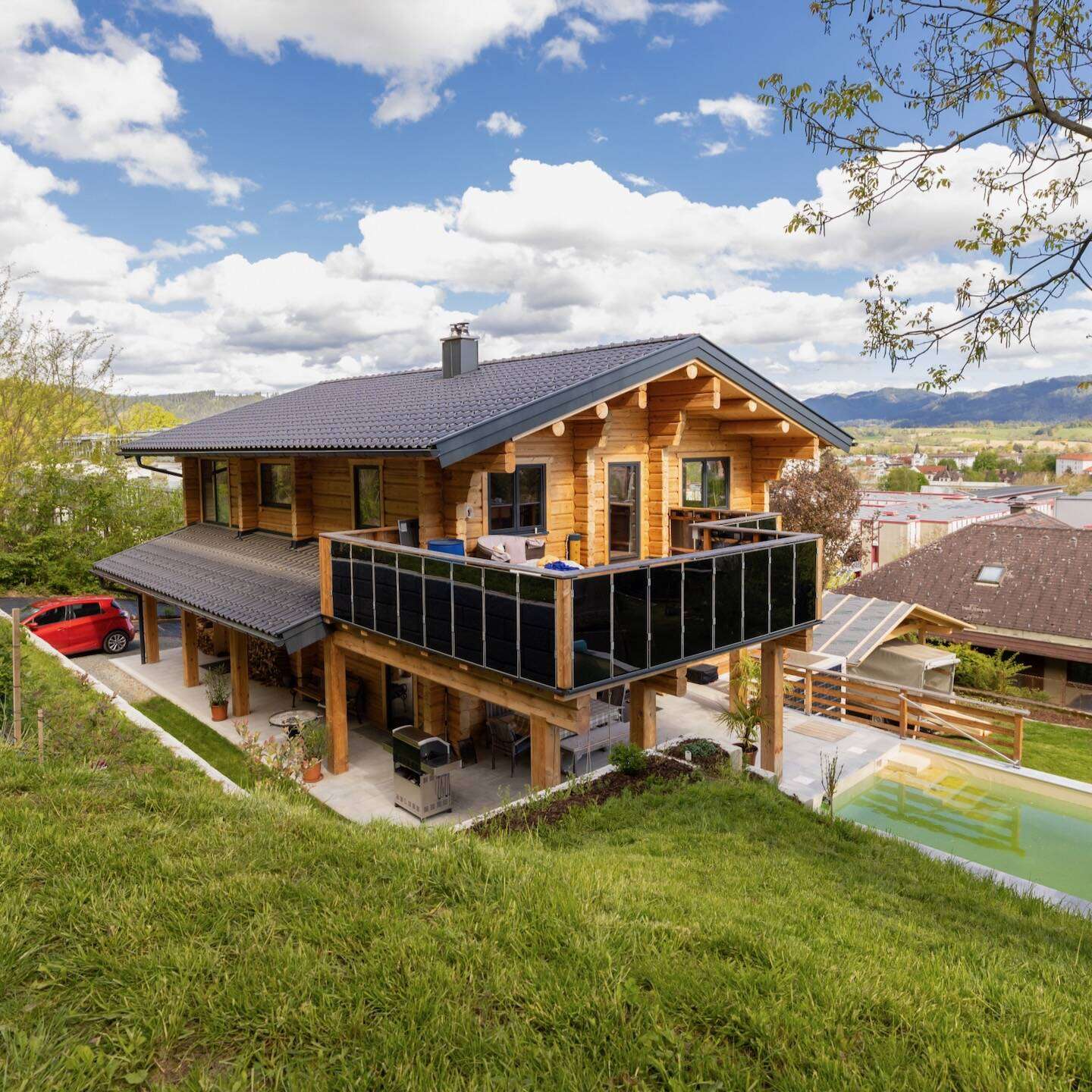 Naturstammhaus gerade Ansicht gesamt