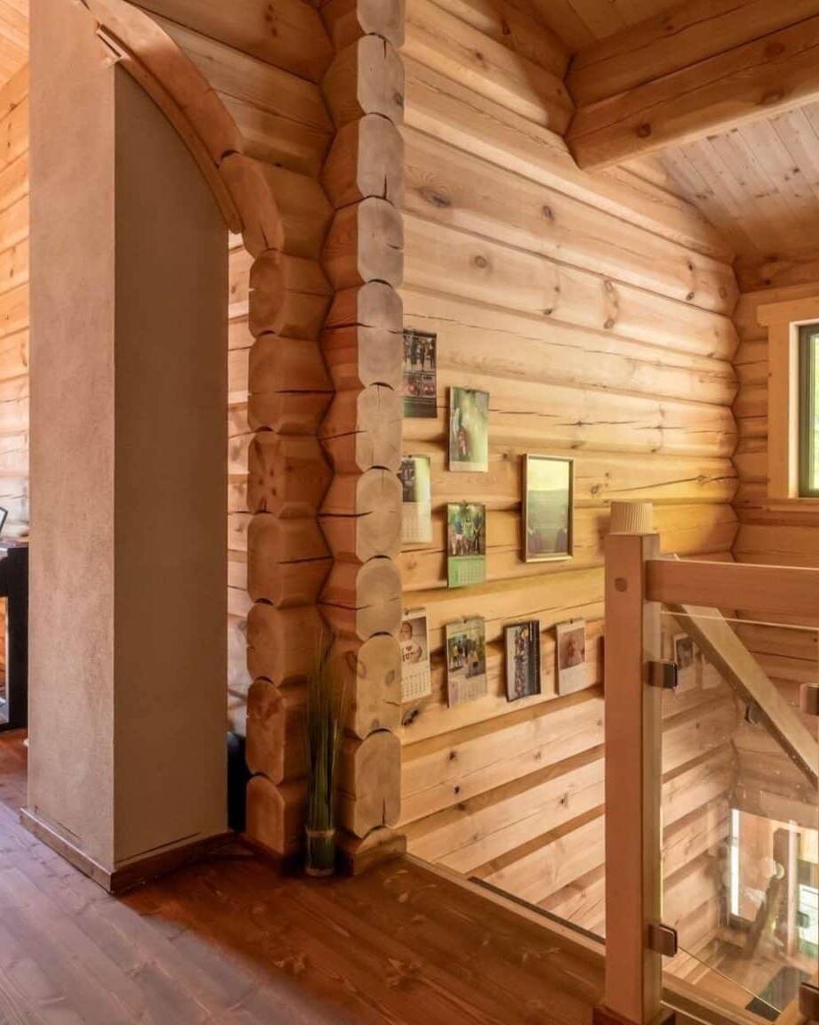 Naturstammhaus gerade Stiegenhaus Gang 1 uai – ManoKin Naturstammhaus gerade Stiegenhaus Gang (1)