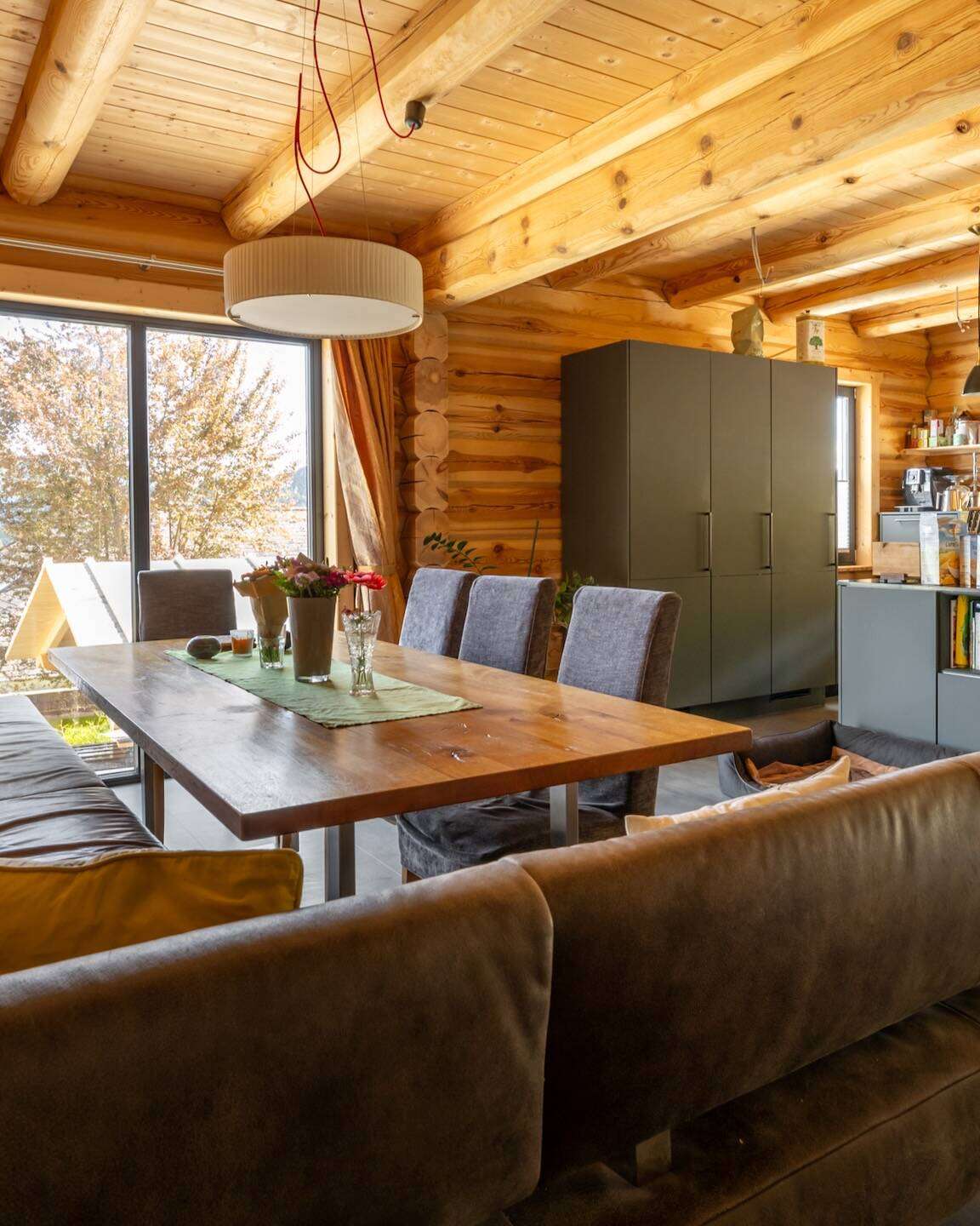 Naturstammhaus gerade Wohn Essbereich