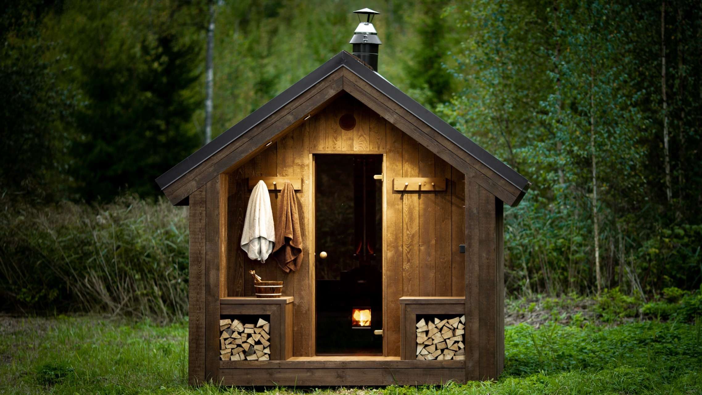 Rustikale Gartensauna Shack Ansicht vorne mit Stimmungslicht
