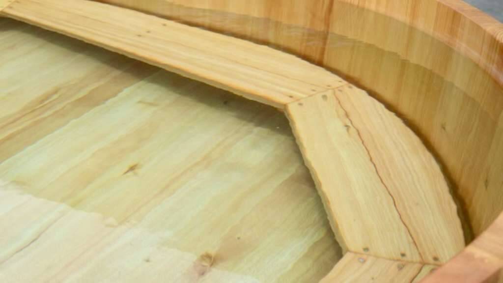 Badefass Hot Tub heimische L&auml;rche mit Sitzbank und Abdeckung