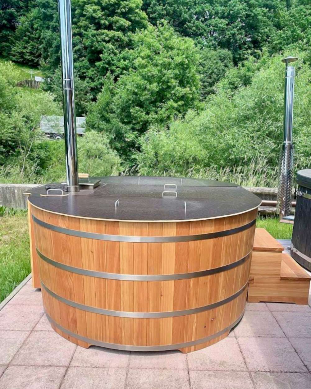 Badefass Hot Tub heimische Lärche mit dunkler Abdeckung