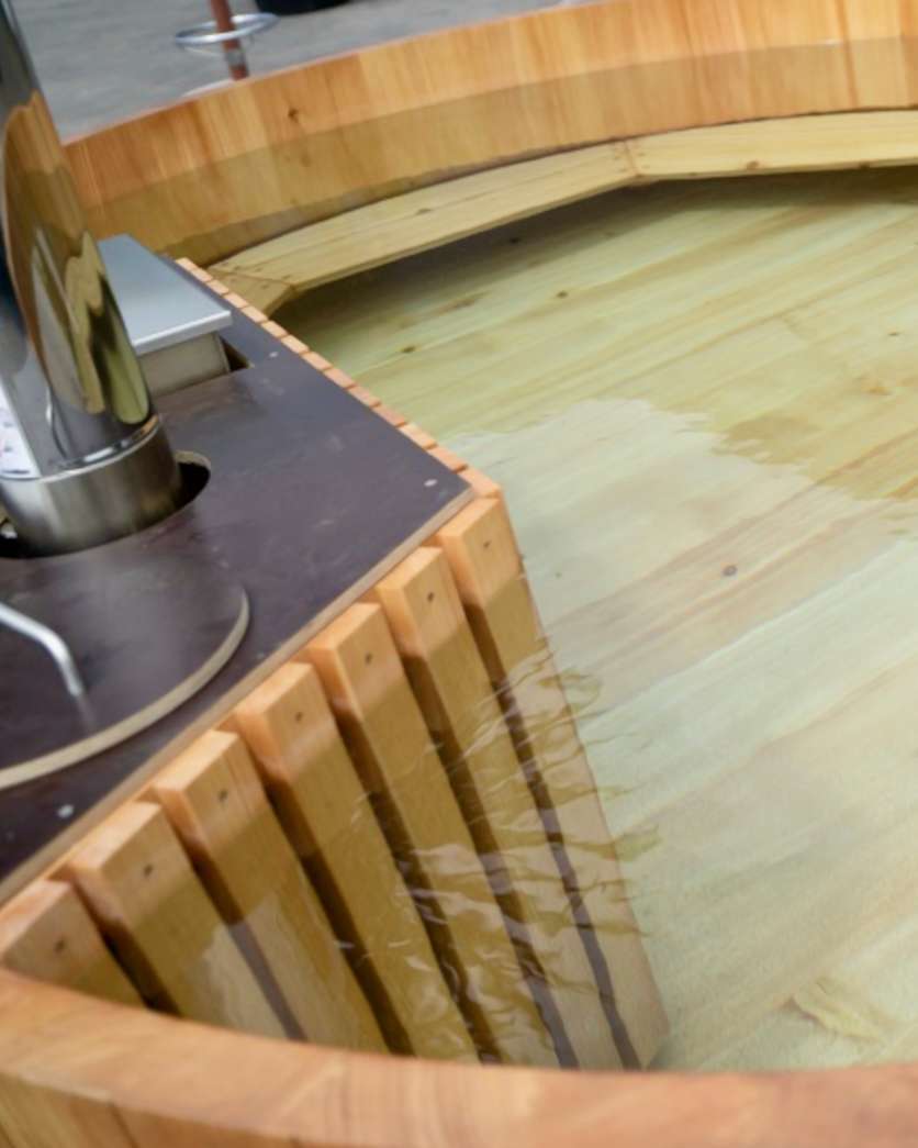 Badefass Hot Tub oval heimische Lärche mit Edelstahlofen