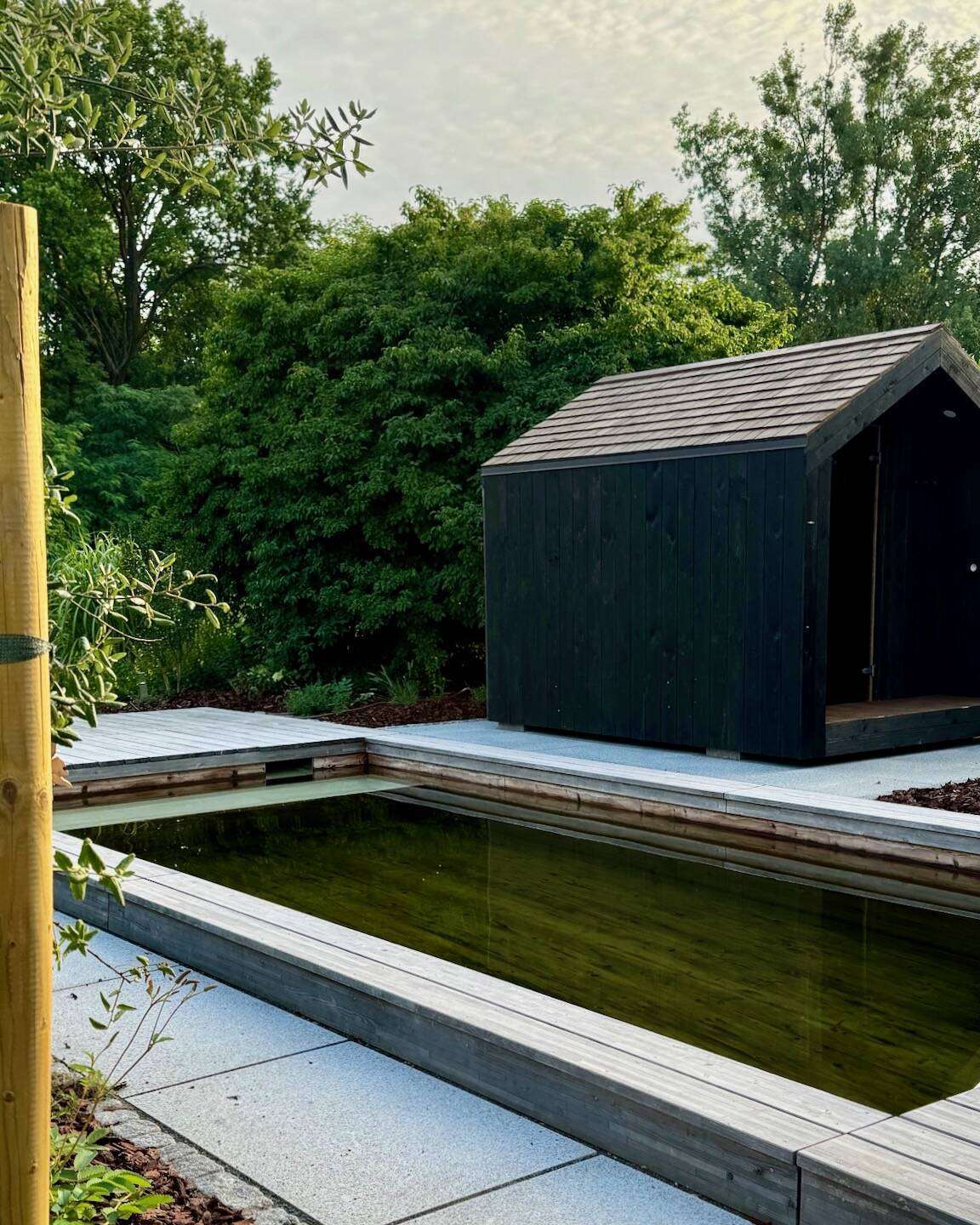 Barn Nordic neben Holzpool natürliches Ensemble