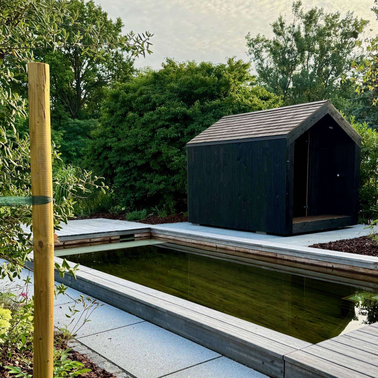 Barn Nordic neben Holzpool natürliches Ensemble
