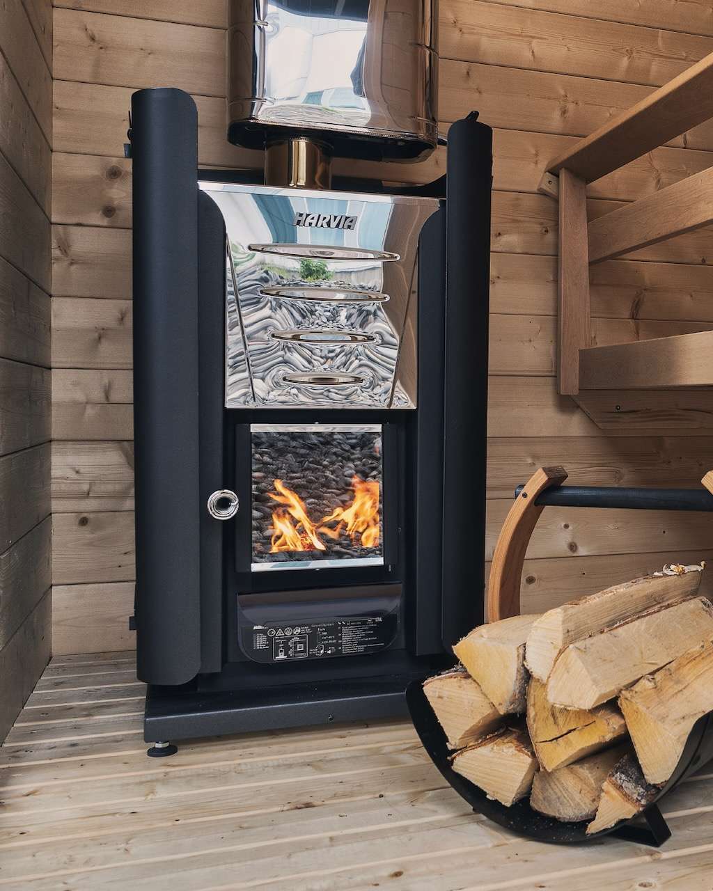 Harvia Pro 20 Holzsaunaofen schwarz mit Holzscheitern