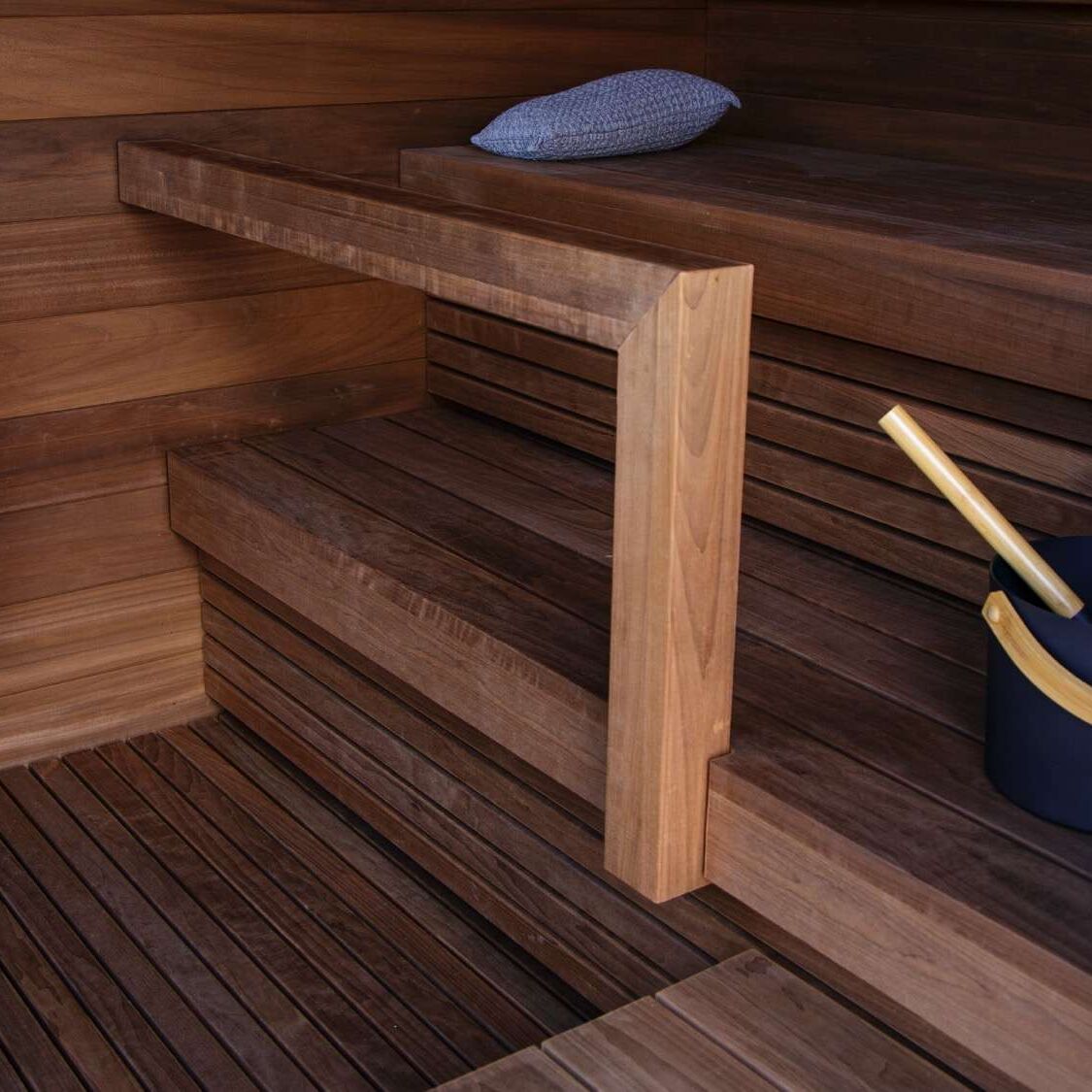 Harvia Spirit SP60E SP90E SP60XW SP90XW in dunkler Sauna