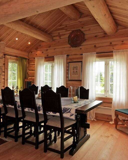 Blockhaus Esszimmer mit Sichtdachstuhl