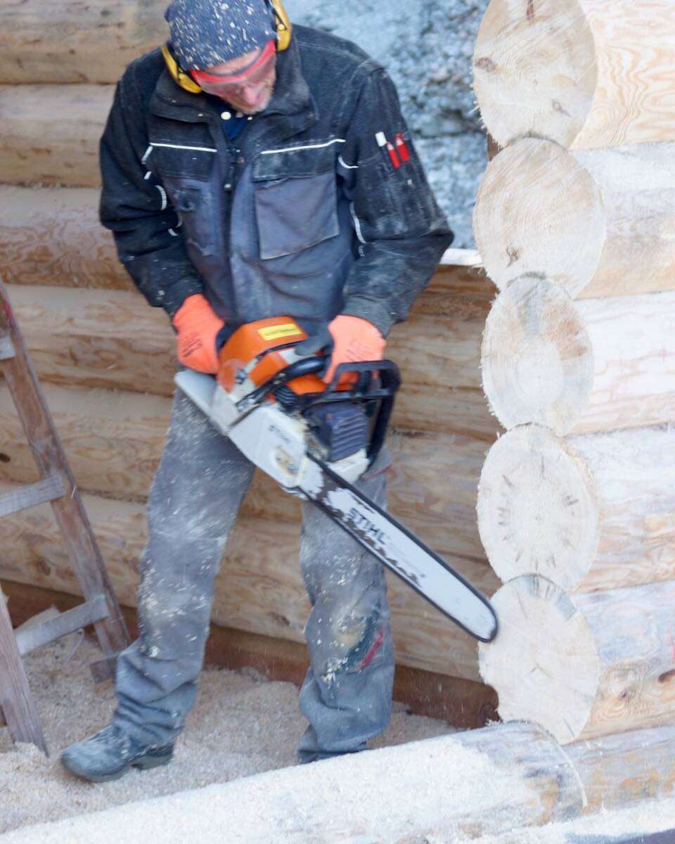 Blockhaus Naturstammhaus finnische arbeiten auf der Baustelle