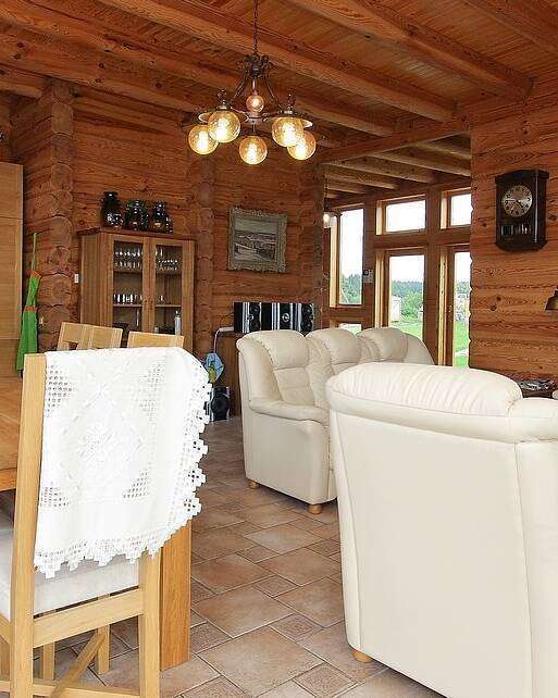 Blockhaus Wohnbereich mit Küche und Couch