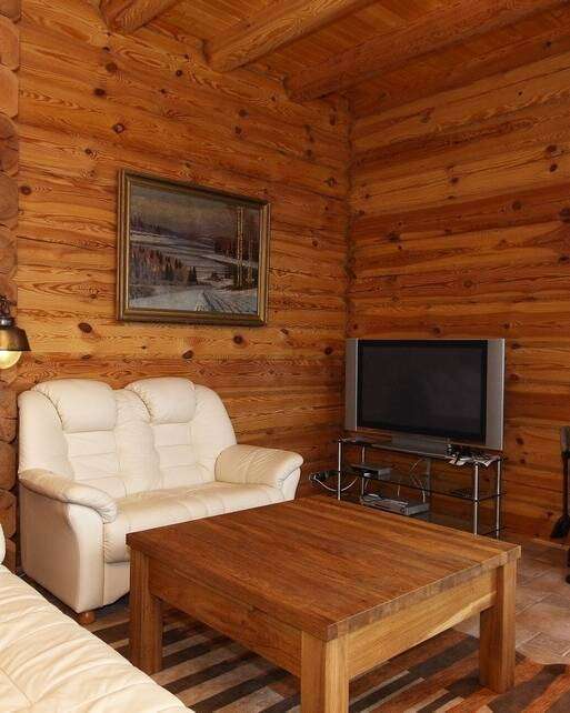 Blockhaus Wohnzimmer mit Wandofen