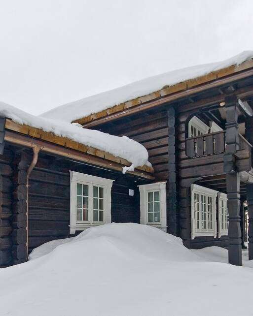 Blockhaus dunkel lasiert im Winter