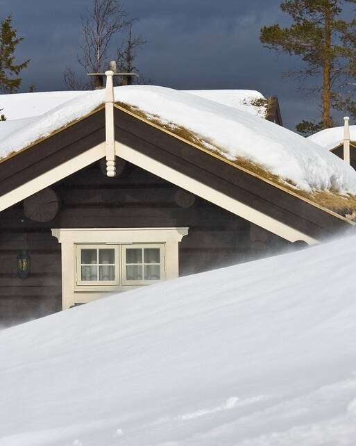 Blockhaus im Winter trotzt den frostigen Temperaturen