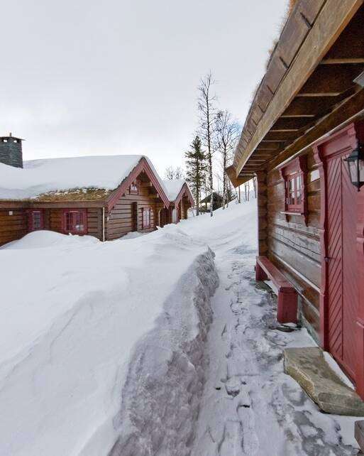 Blockhaus mit roten Tür und Fensterrahmen