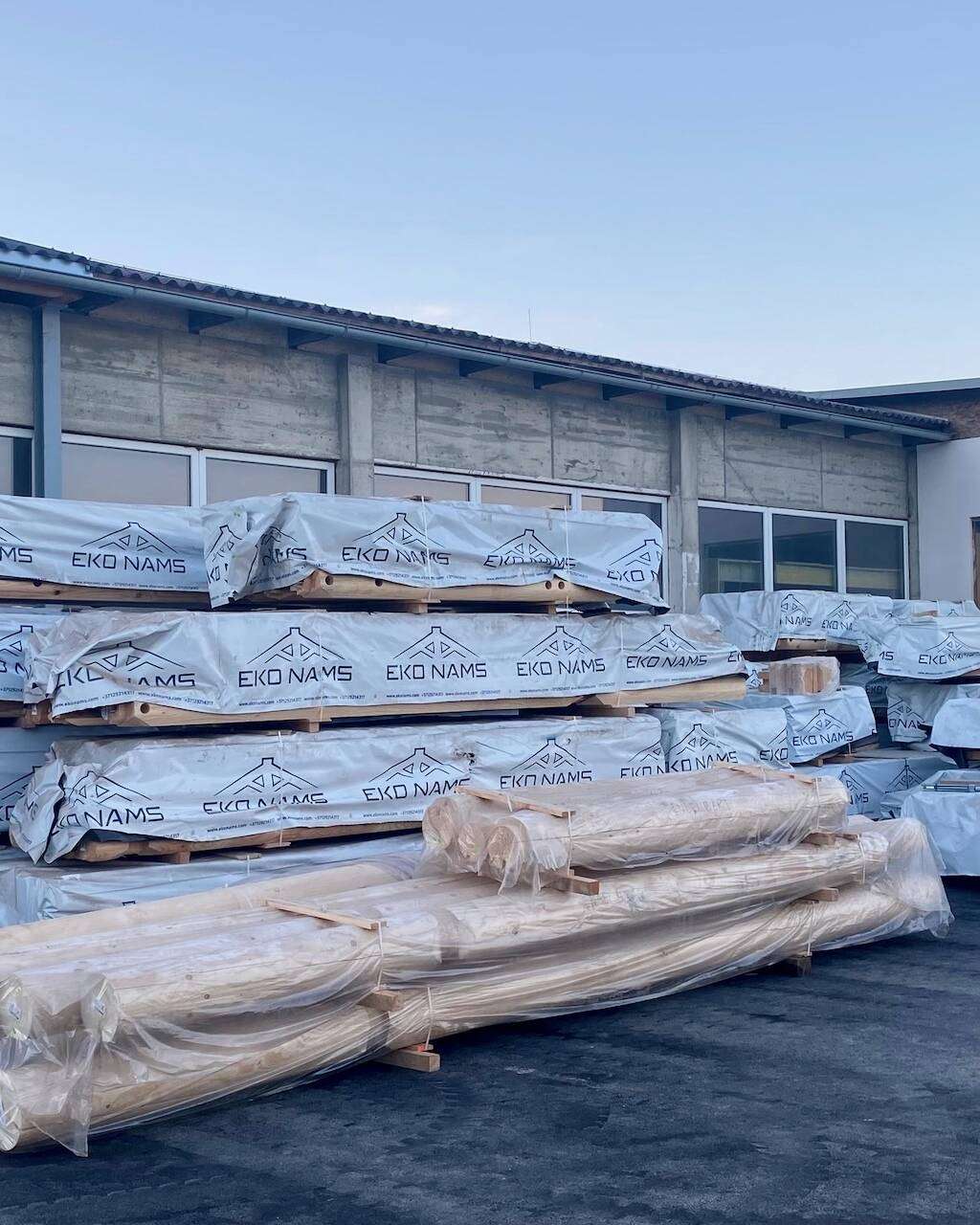 Eko Nams Holzblockhaus Lieferung verpackt