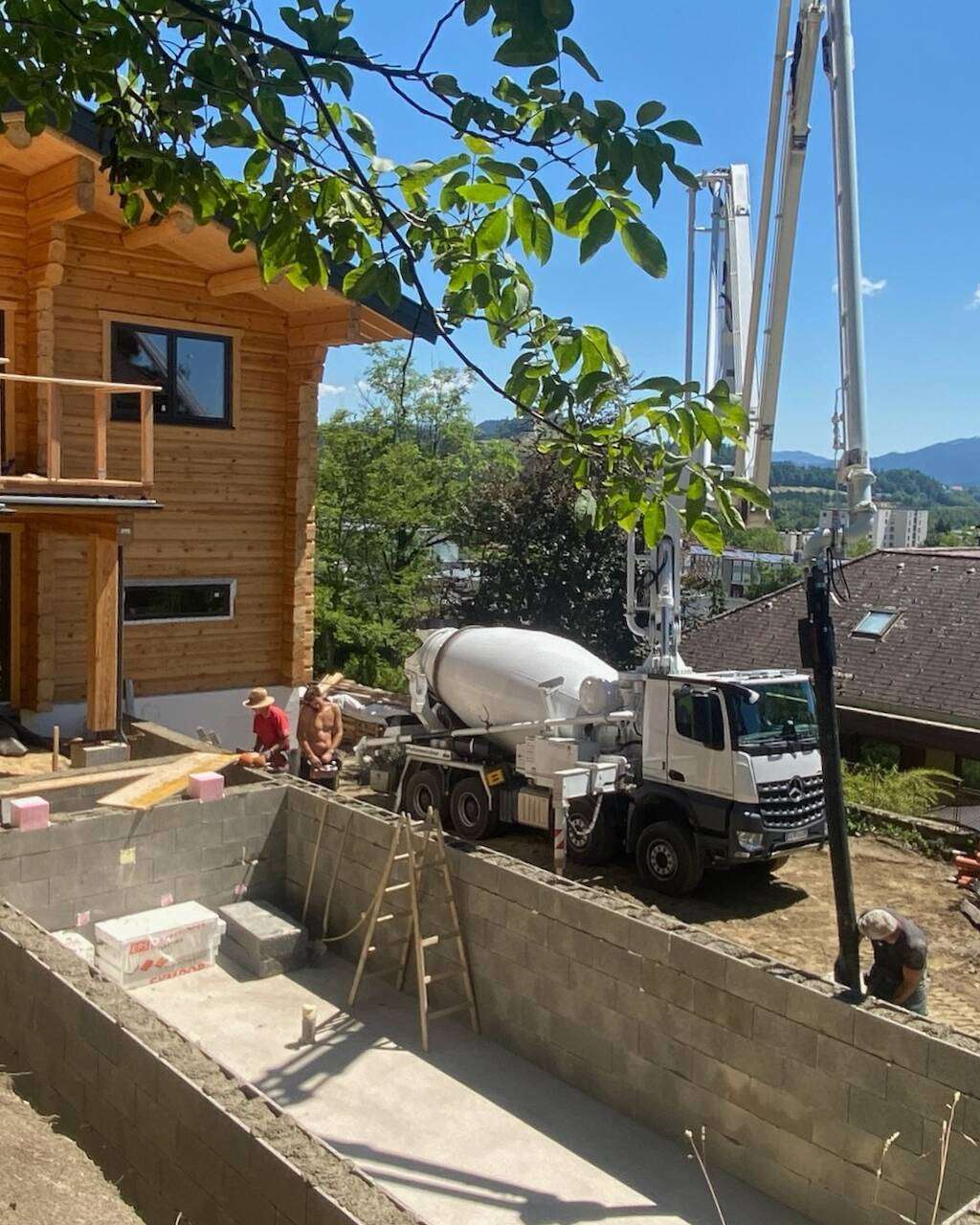Eko Nams Holzblockhaus Montage (10)