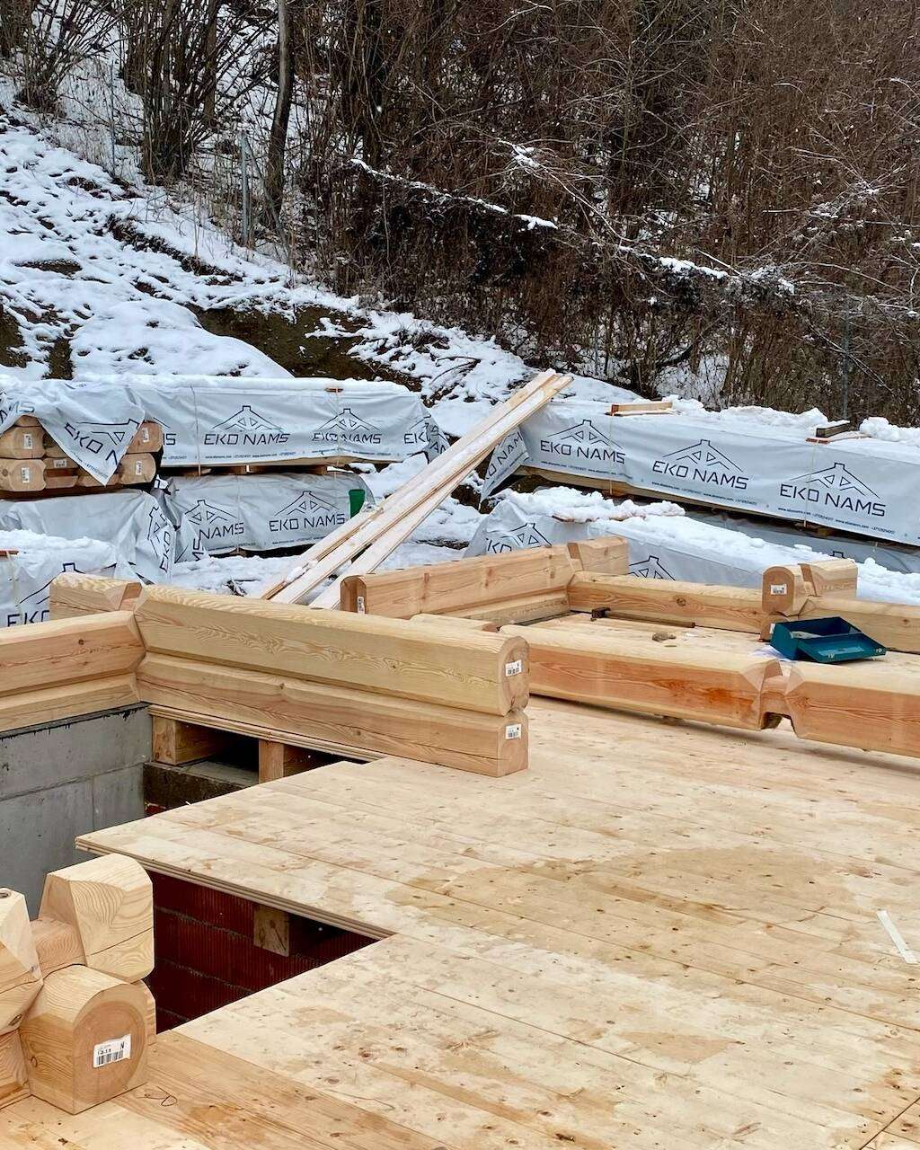 Eko Nams Holzblockhaus Montage erste Reihen