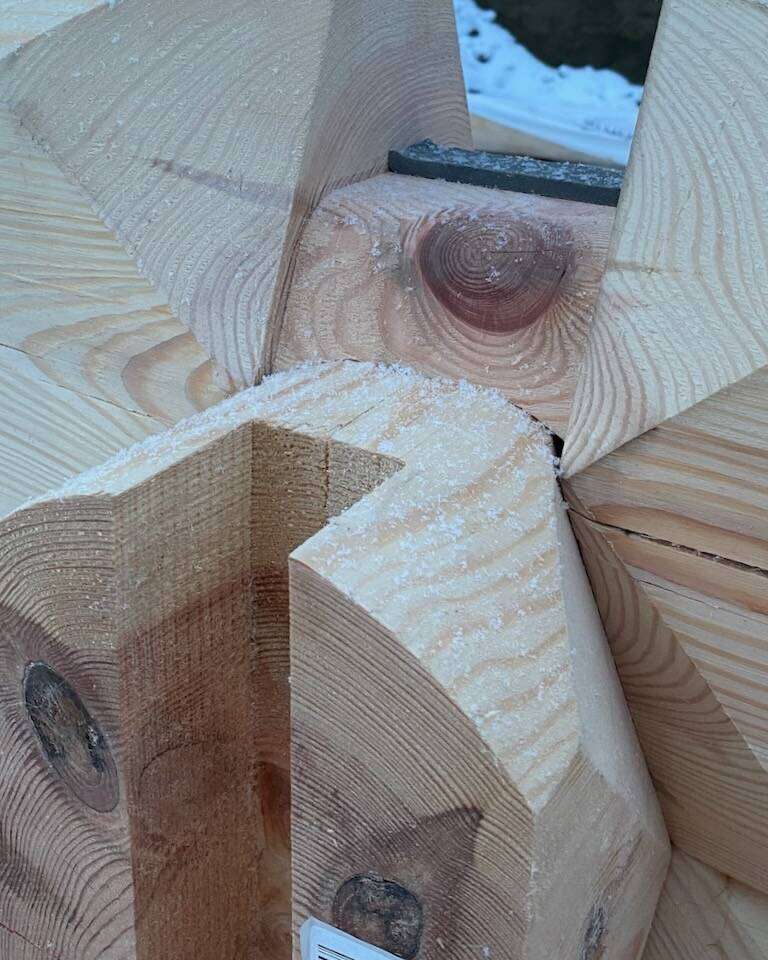 Eko Nams Holzblockhaus Eckverbindung mit Dichtlippe Detail