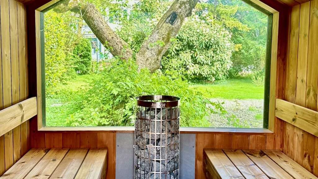 Gartensauna Barn Nordic mit Harvia Cilindro Elektroofen