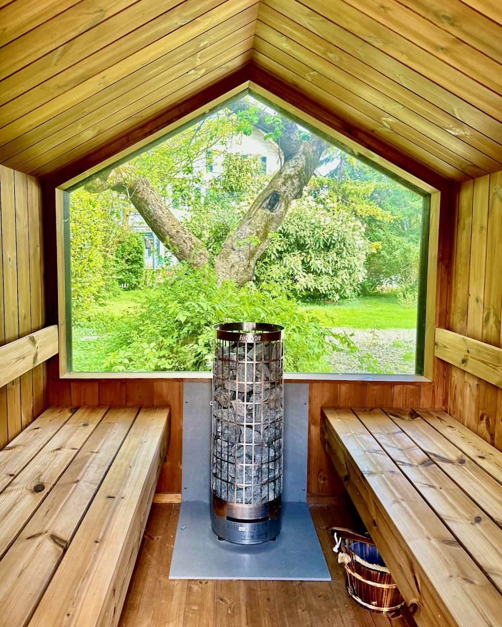 Gartensauna Barn Nordic mit Harvia Cilindro Elektroofen
