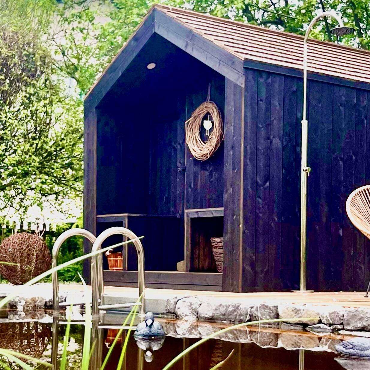 Gartensauna Barn Nordic mit Natur Schwimmteich