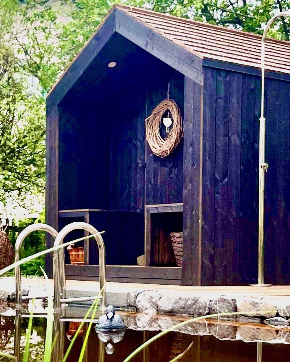 Gartensauna Barn Nordic mit Natur Schwimmteich