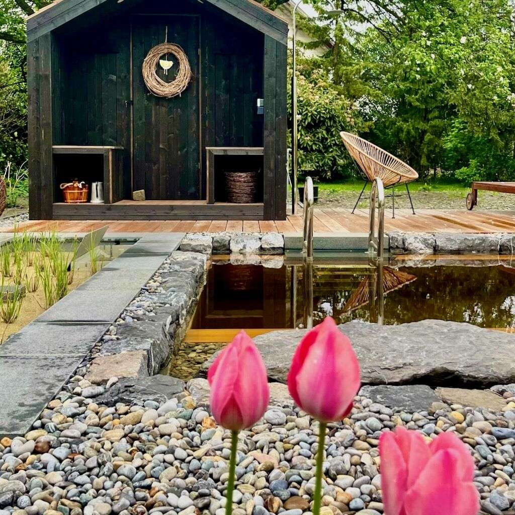 Gartensauna Barn Nordic mit Schwimmteich und Tulpen