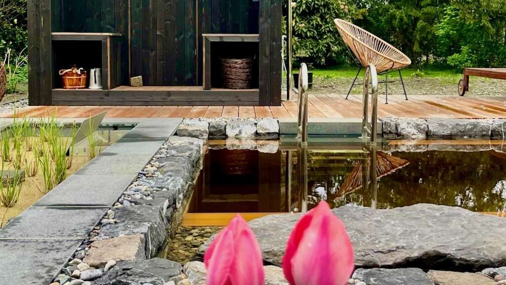 Gartensauna Barn Nordic mit Schwimmteich und Tulpen