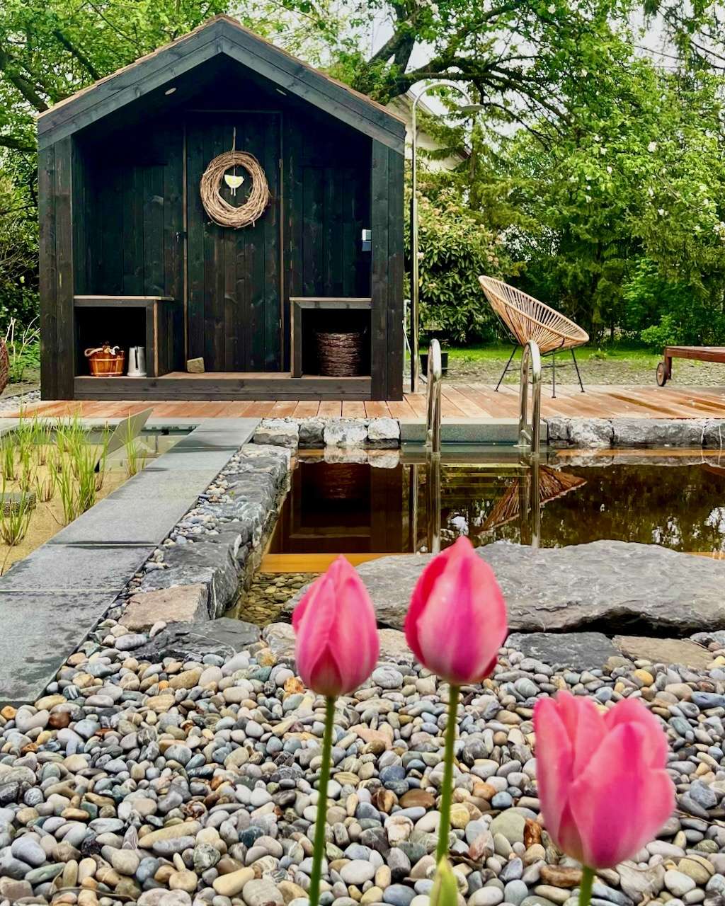 Gartensauna Barn Nordic mit Schwimmteich und Tulpen