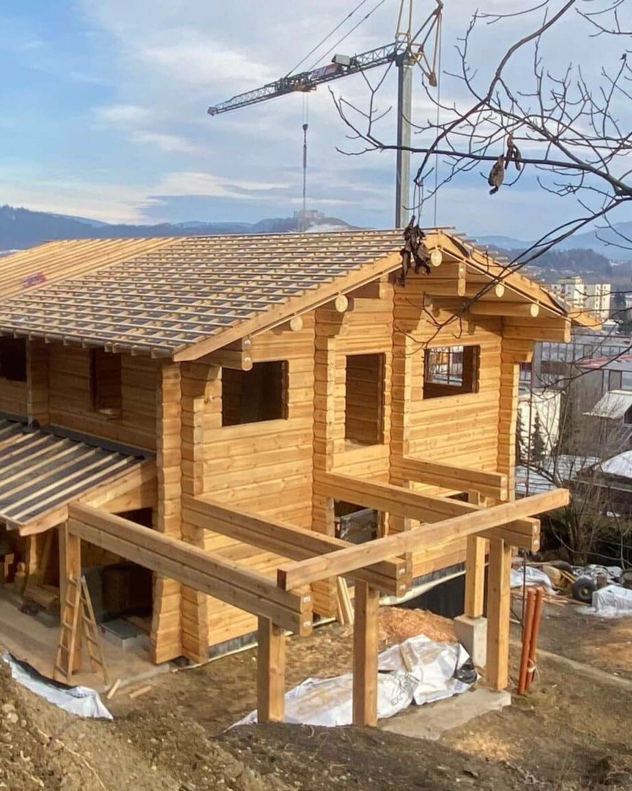 Naturstamm Haus Montage Dach