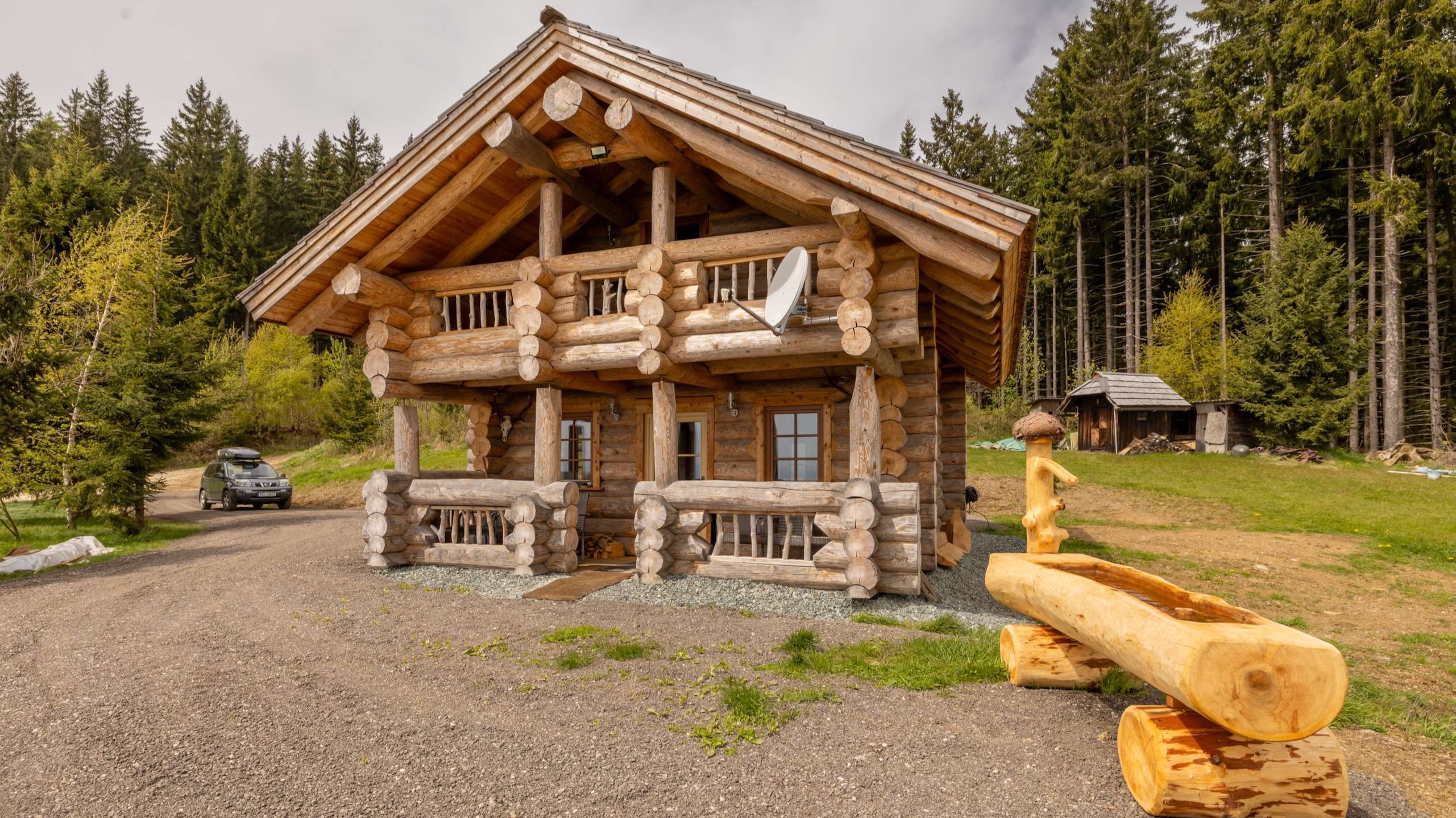 Naturstammhaus Jagdhaus Ansicht schräg vorne 16 9