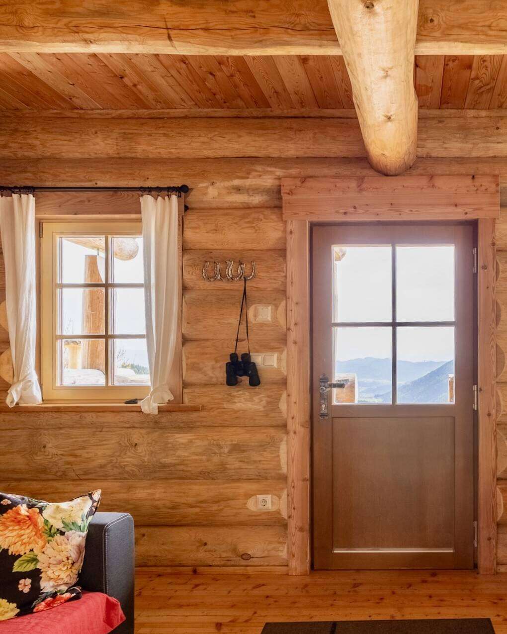 Naturstammhaus Jagdhaus kanadische Bauweise Einbau Tür und Fenster
