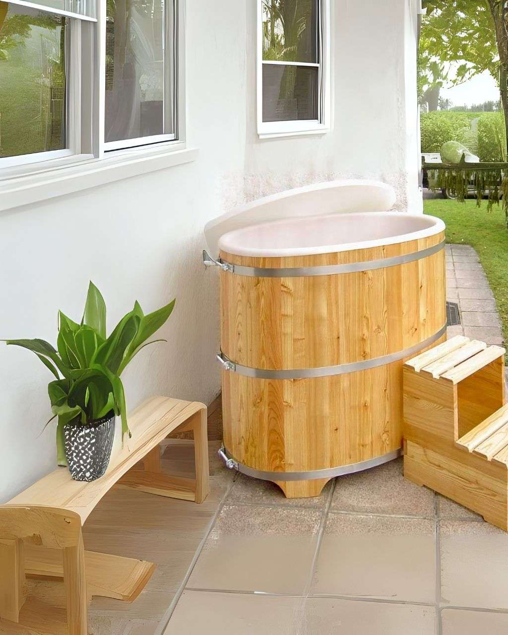 Sauna Tauchbecken für Sauna Eisbaden Tonne Lärche vor Hauswand