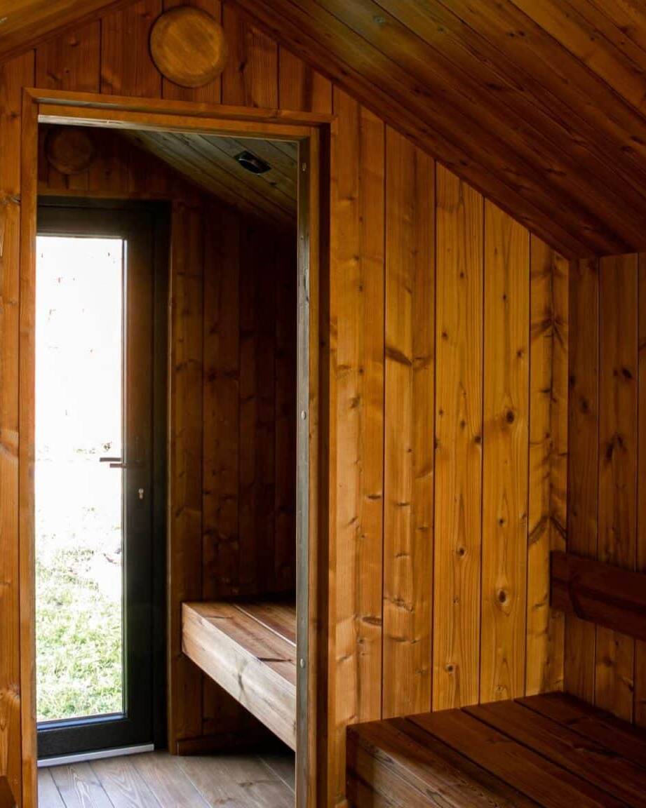 Barn Stretch 4M Gartensauna mit Vorraum Blick vom Saunaraum in Vorraum uai – ManoKin Barn Stretch 4M Gartensauna mit Vorraum Blick vom Saunaraum in Vorraum