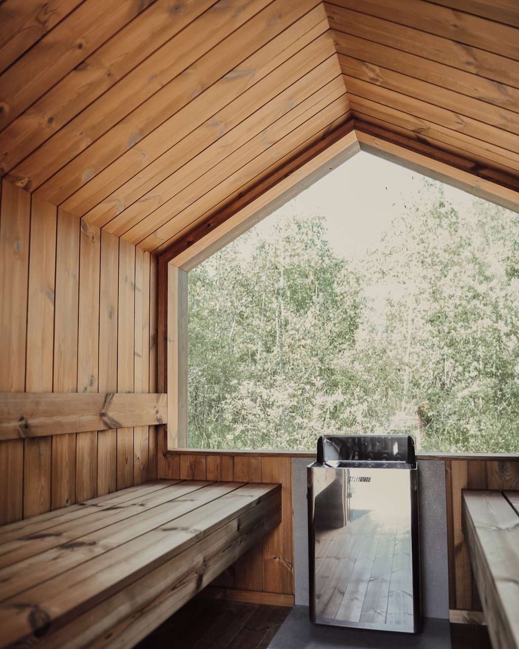 Barn Stretch 4M Gartensauna mit Vorraum mit Harvia The Wall Elektroofen