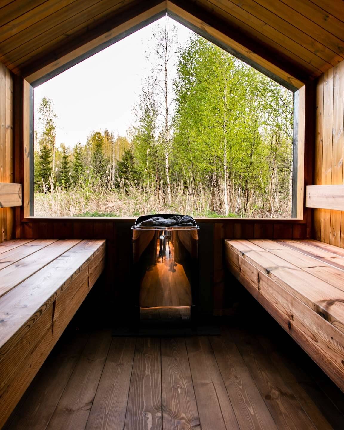 Barn Stretch 4M Gartensauna mit Vorraum mit Harvia The Wall Elektrosaunaofen