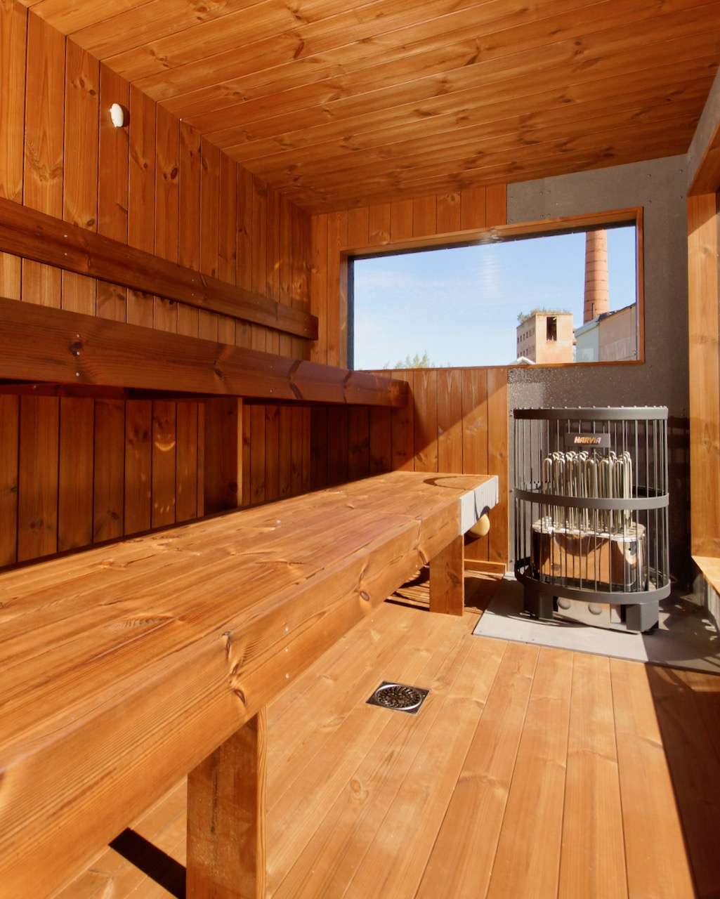 Grosse Gartensauna mit Vorraum Innenraum Harvia Legend Elektroofen