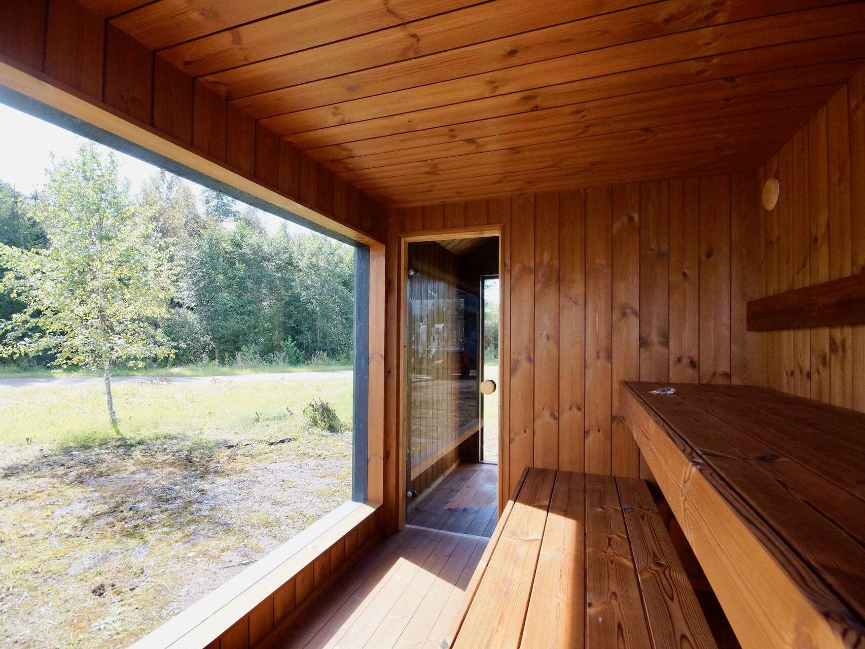 Grosse Gartensauna mit Vorraum großer Saunaraum