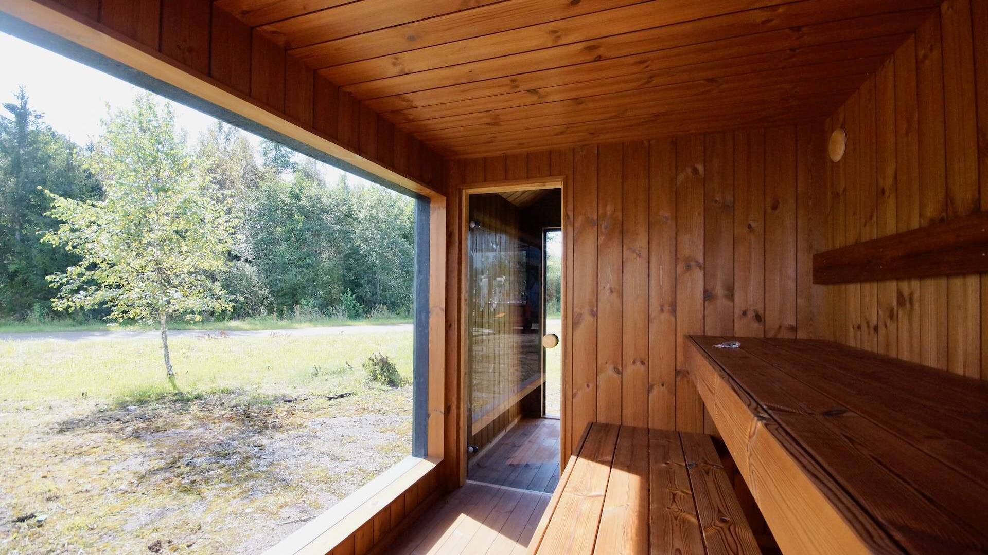 Grosse Gartensauna mit Vorraum großer Saunaraum