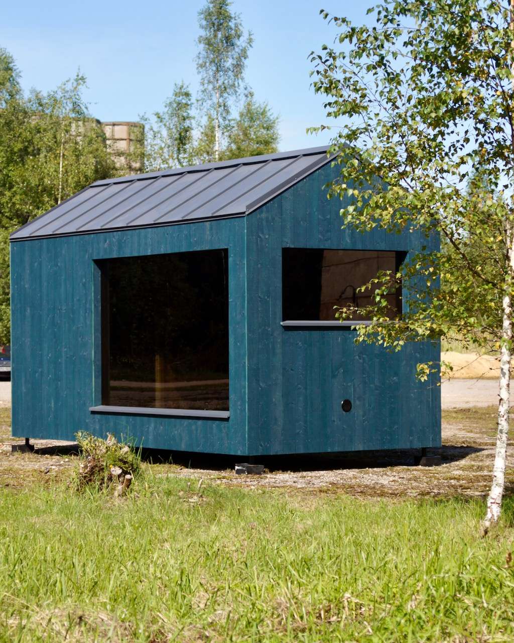 Grosse Gartensauna mit Vorraum unter Birken