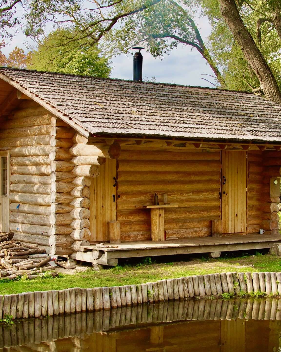 Rundstamm Sauna mit Schwimmteich